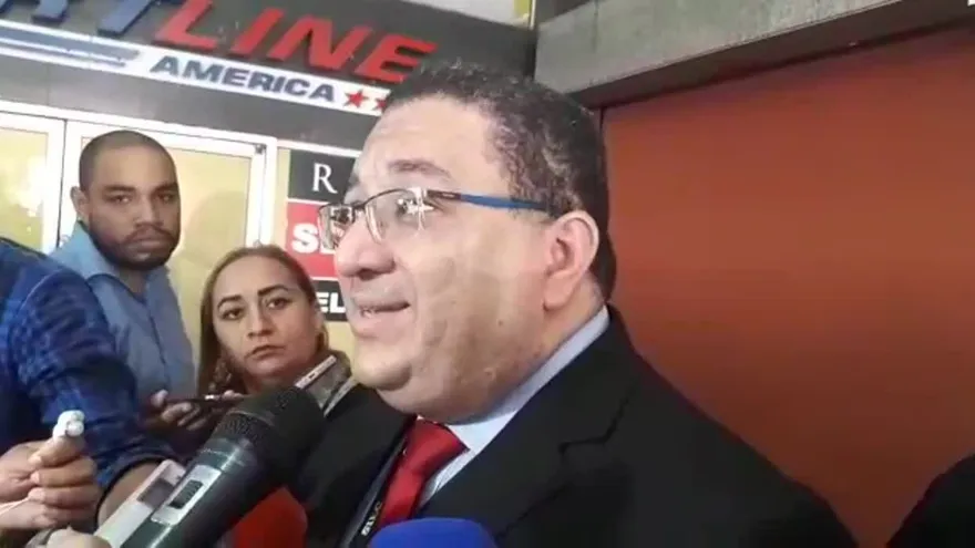 Perito revisa contenido de CD del caso pinchazos