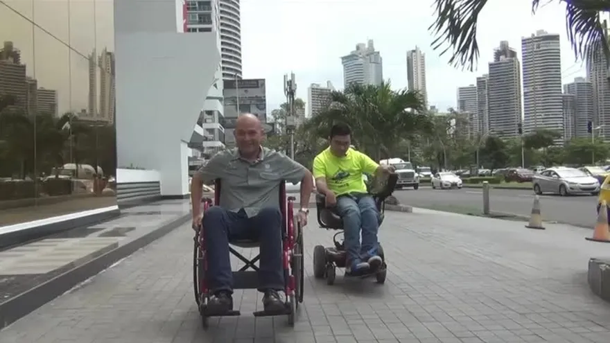 Juanpi se aventura en silla de ruedas con Gustavo Him