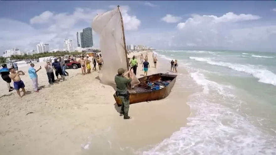 Un grupo de doce cubanos llega en balsa a Miami Beach