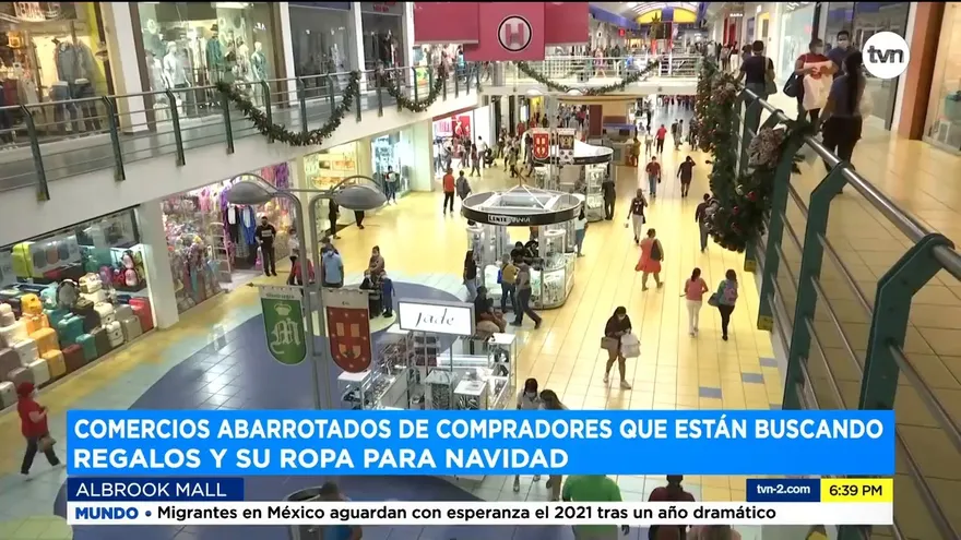Personas acudieron a centros comerciales a realizar compras