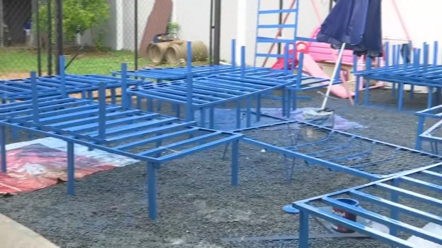 Una familia confecciona camas para afectados por el sismo