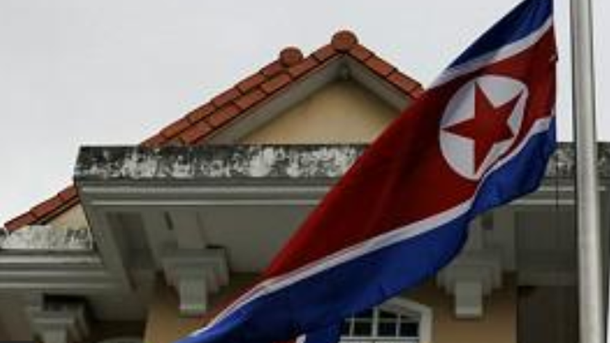 Corea del Norte confirma  primer muerto de un 'explosivo' brote de COVID-19