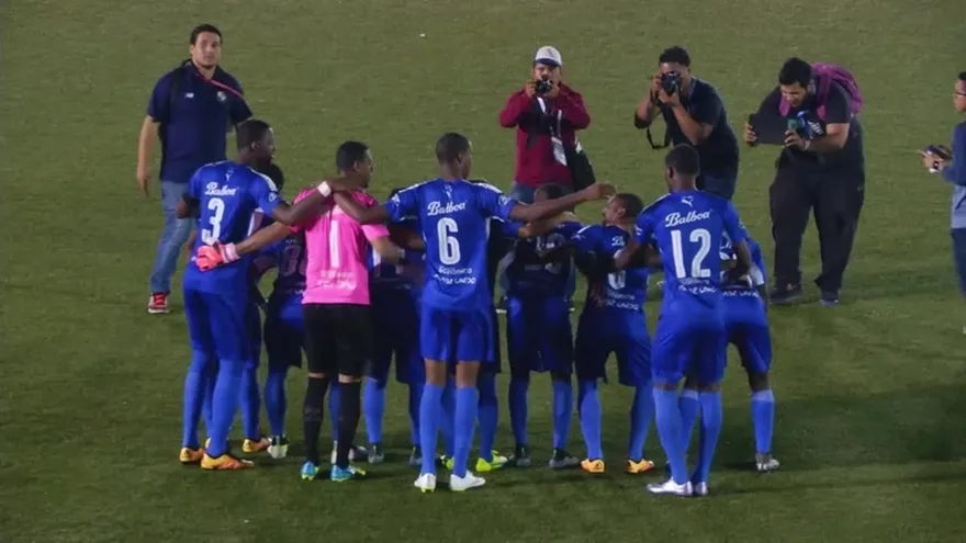 El golazo de Armando Cooper en el triunfo del Árabe Unido