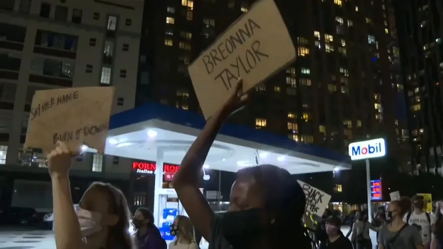 Más de 120 detenidos en protestas por caso de afroestadounidense muerta a manos de la policía