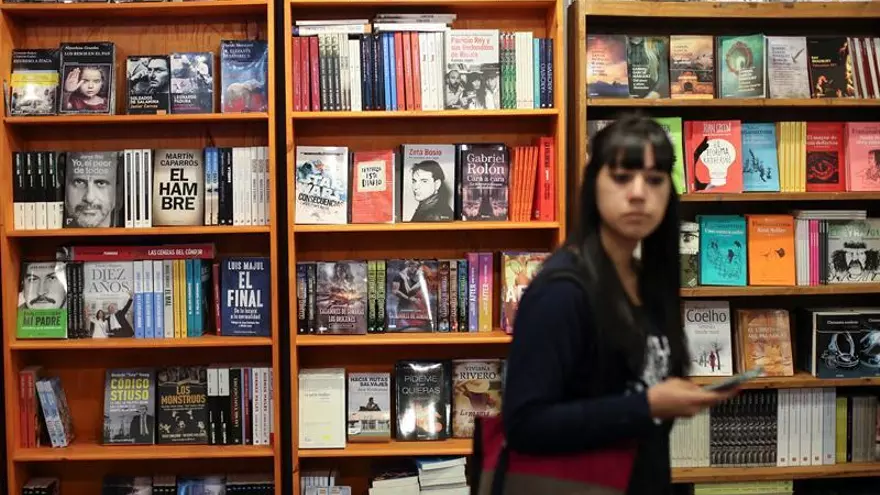 Una visitante recorre un expositor en la 42 Feria internacional del Libro de Buenos Aires.