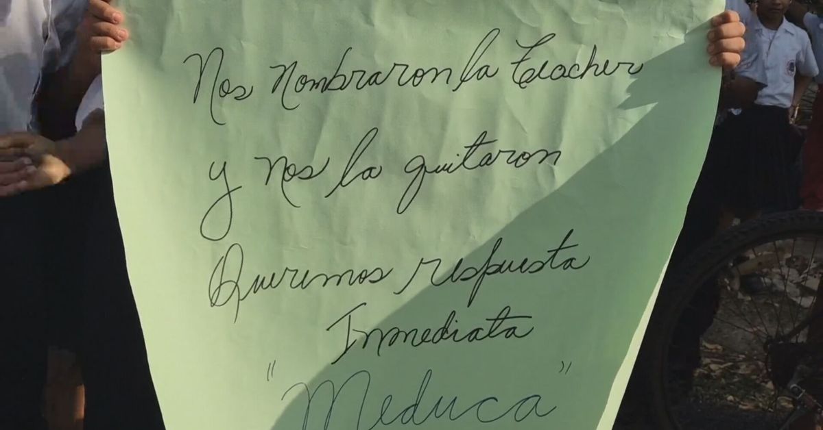 ¡Irónico! Estudiantes de escuela bilingüe en  Los Santos exigen nombramiento de una maestra de inglés