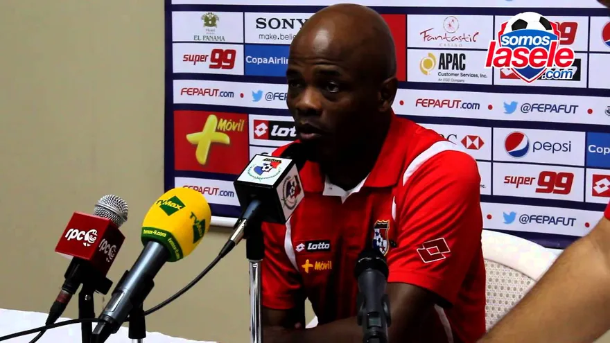 Julio Dely Valdés en conferencia de prensa antes de salir hacia Tegucigalpa