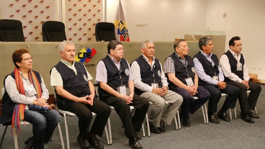 Fotografía cedida por la Agencia Venezolana de Noticias (AVN), de Nicanor Moscoso (c), presidente del Consejo de Expertos Electorales de Latinoamérica (CEELA), durante una conferencia de prensa hoy, jueves 7 de diciembre de 2017, en Caracas (Venezuela).