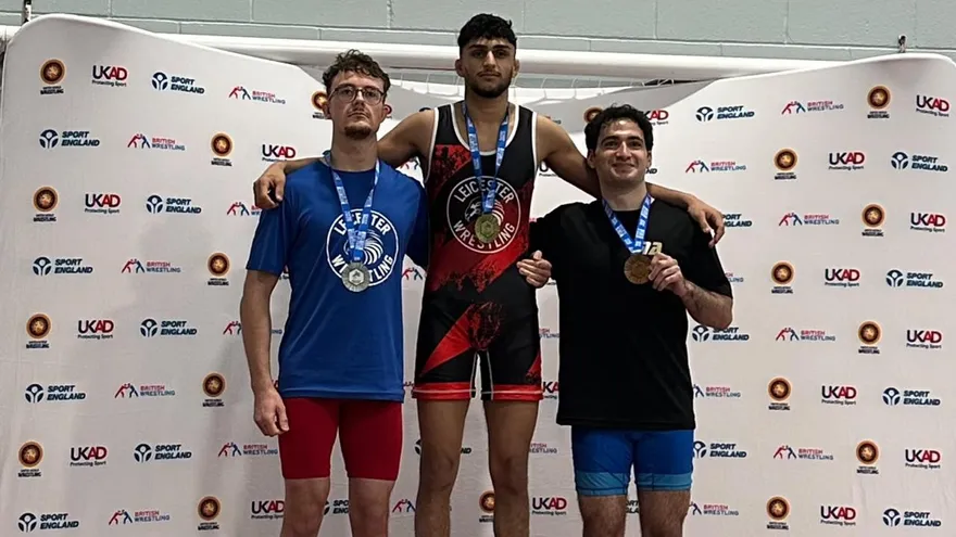 Jorge Calviño (d) en el podio de la división de 73,8 kg del Battle of the Midlands