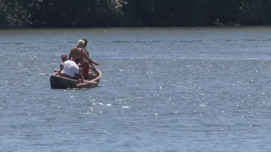 Rescatan a varias personas tras naufragio en isla Pipón