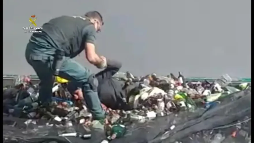 Hallan a un migrante escondido en un saco con restos tóxicos en España