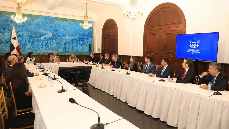 Presidente Mulino y sus ministros reunidos con empresarios