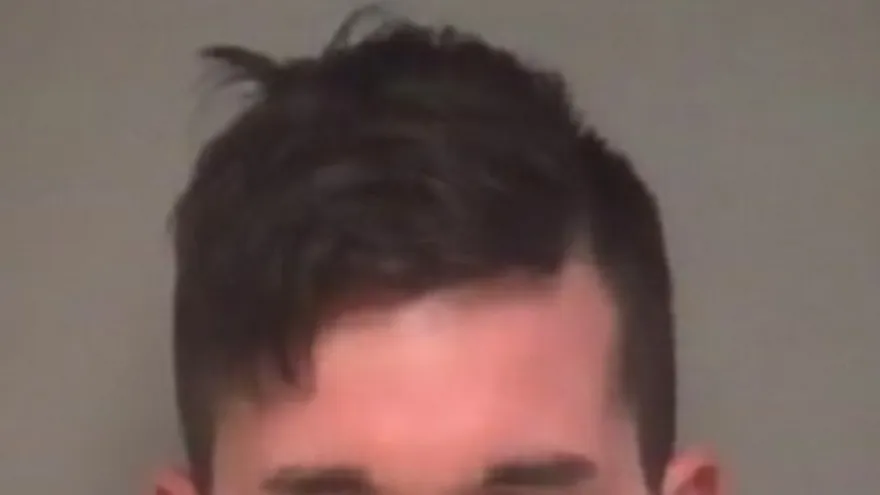 James Fields, de 21 años, también enfrenta ocho cargos por causar lesiones graves a otras personas.