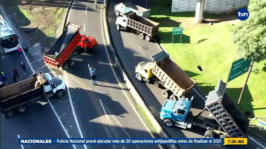 Camioneros protagonizan cierre total en la capital