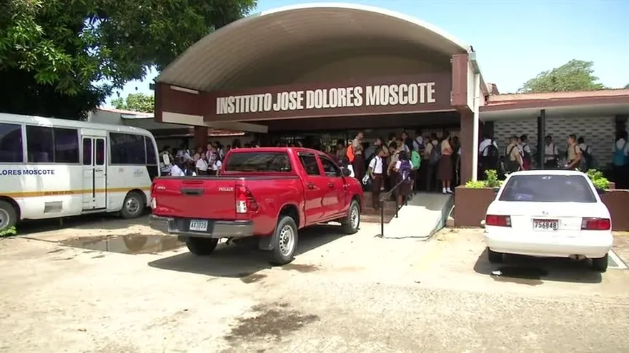 Padres de familia del Instituto José Dolores Moscote, preocupados por el AHN1N1