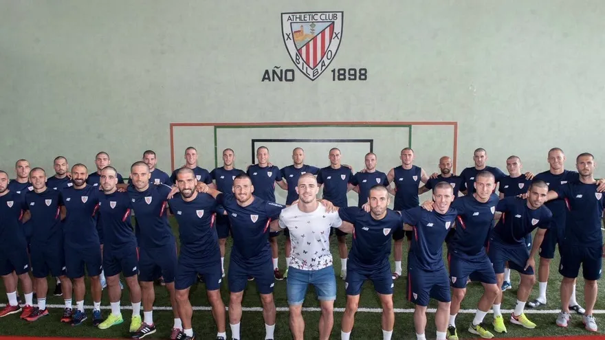 Jugadores del Athletic Bilbao se toman una foto con sus cabezas rapadas