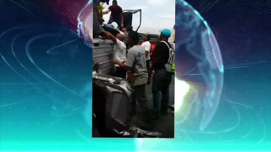 Colisión múltiple ocasiona vuelco de bus pirata en Ojo de Agua