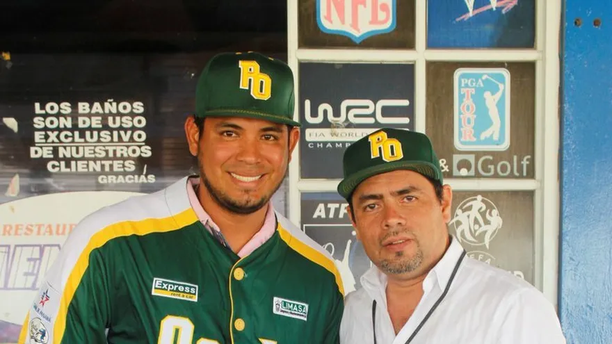 Luis Machuca (i) luce la franela de visitante de Panamá Oeste