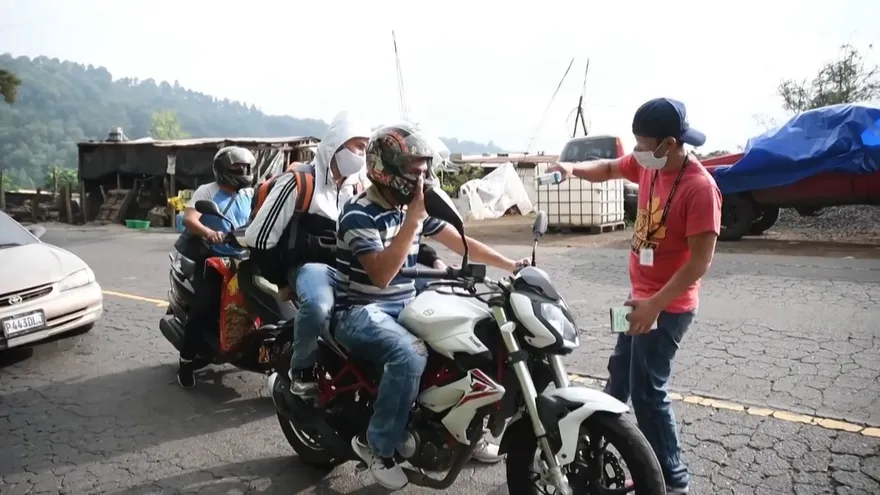 Guatemaltecos se arman para combatir pandemia y violencia al pie de furioso volcán