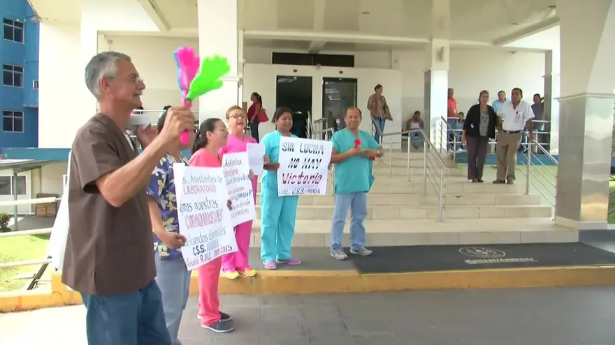Laboristas clínicos del hospital de David protestan