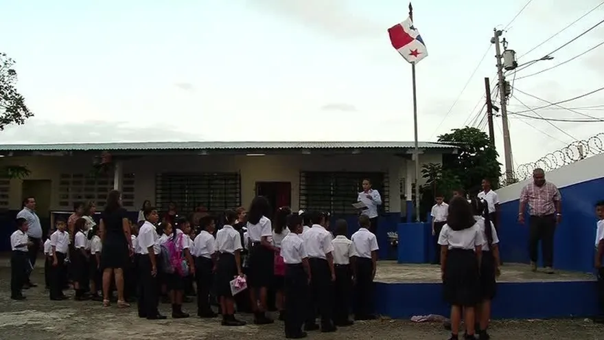 Escuela Gaspar Hernández inició clases pese  a serios daños