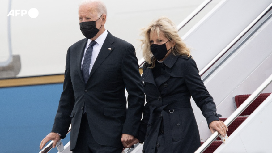 El presidente de Estados Unidos Joe Biden y la primera Dama se reúnen con familiares de los soldados fallecidos en los atentados de Afganistán.