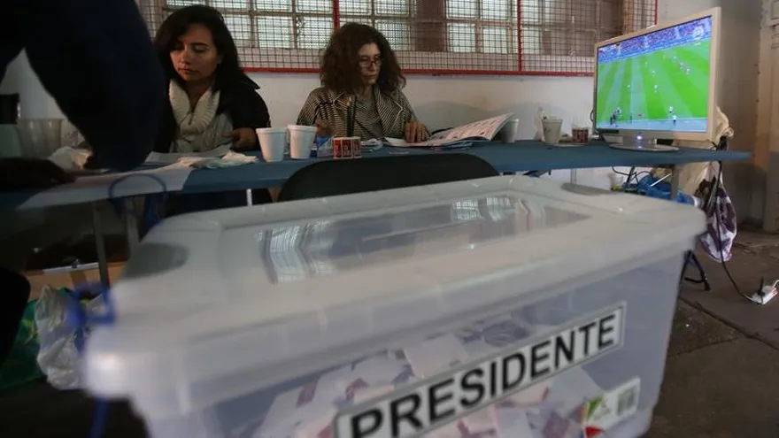 Un empresario, dos periodistas y una asistente social buscan la presidencia en Chile