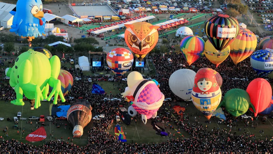 Globos aerostáticos multicolores se observan durante el Festival Internacional del Globo