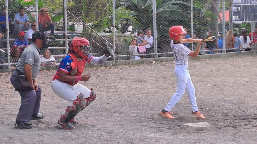 Peloteros en acción durante el Torneo Sectorial Metropolitano de Béisbol Junior