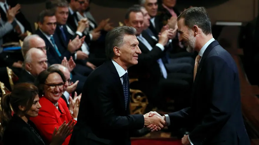 El rey Felipe VI saluda al presidente de Argentina, Mauricio Macri