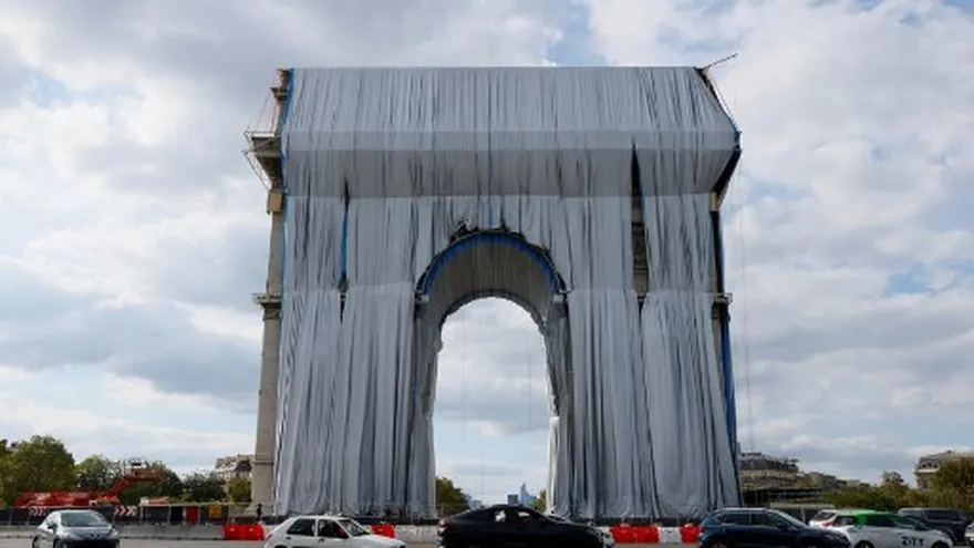 Varios centenares de metros cuadrados de tejido de polipropileno reciclable de color azul plateado se desplegaron el domingo sobre este reconocido monumento