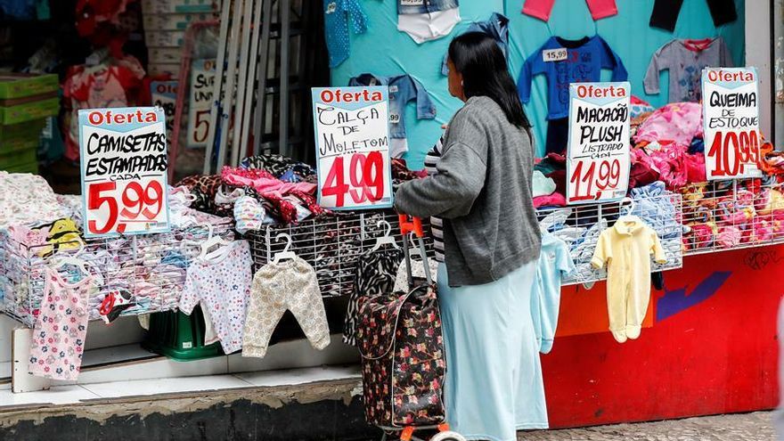 Una mujer observa ropa en una tienda en el centro de Sao Paulo (Brasil).