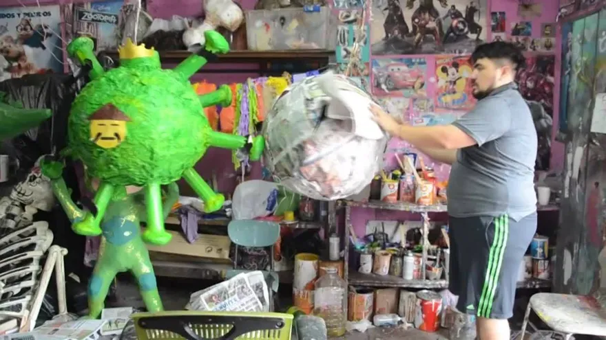 Artesano mexicano convierte al nuevo coronavirus en piñata