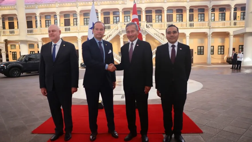 Ministro de Relaciones Exteriores de Singapur, Vivian Balakrishnan, sostuvo este lunes una reunión oficial en el Palacio Bolívar con el canciller panameño, Javier Martínez-Acha Vásquez.
