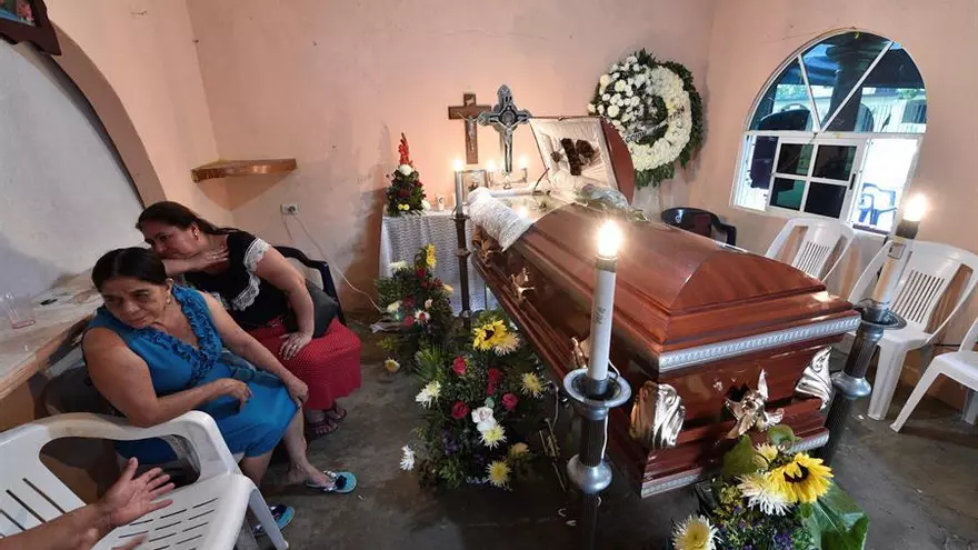 Fotografía fechada el 11 de marzo del 2020, que muestra a familiares de Marina Sánchez, velando sus restos en la ciudad de Villahermosa, en el estado de Tabasco (México)