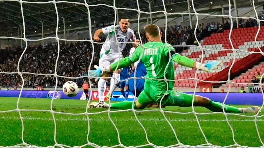 Giacomo Raspadori marca uno de los goles de Italia en el partido contra Israel