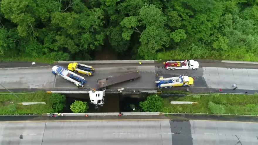 Accidente de camión genera caos en la Vía Centenario