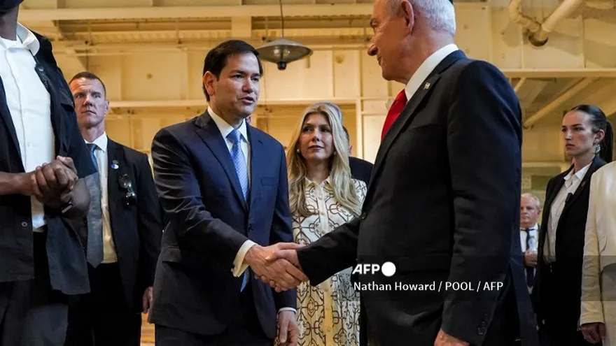 Marco Rubio, secretario de Estado de EEUU, saluda al primer ministro israelí Benjamin Netanyahu.