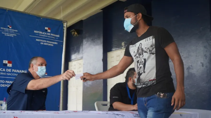 Jugadores, entrenadores y técnicos reciben bono solidario