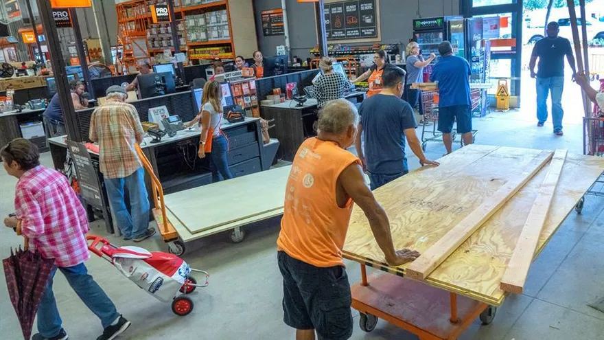 Las personas en Florida se preparan para la llegada del huracán Dorian