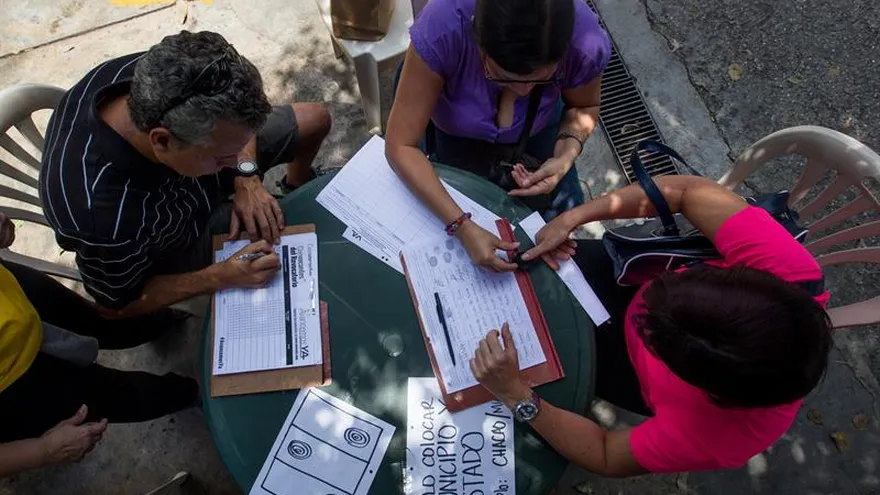 Fotografía tomada el pasado 28 de abril en la que se registró a un grupo de personas al participar en la recolección de firmas para solicitar la activación de un referéndum revocatorio al presidente venezolano, Nicolas Maduro, en Caracas (Venezuela).