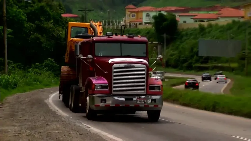 Construirán un tercer carril para camiones frente al estadio Rod Carew
