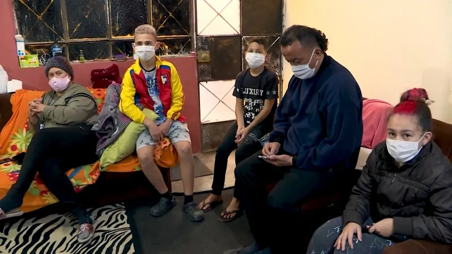 Una familia venezolana completa lucha por vencer al coronavirus en Perú