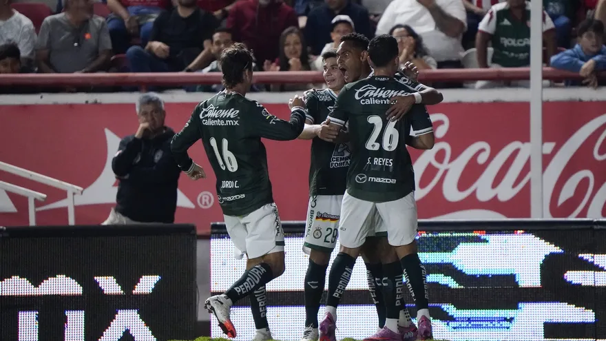 Ismael Díaz (c) es felicitado por sus compañeros del León
