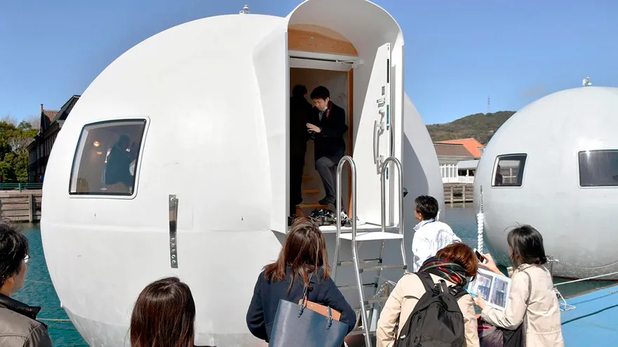 Parque japonés con habitaciones-esfera