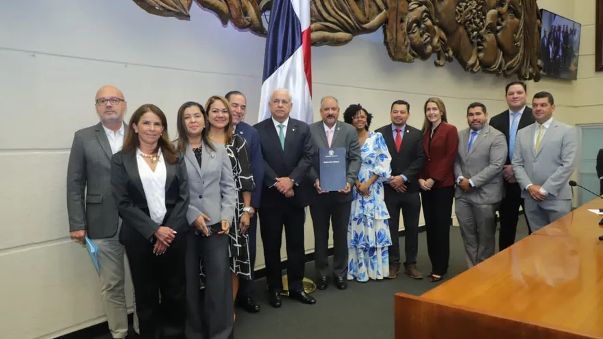 El pleno de la Asamblea Nacional aprobó este jueves 9 de octubre, en tercer debate y por unanimidad con 58 votos, el proyecto de Ley N.° 201, que ratifica el Acuerdo de Complementación Económica N.° 76 entre Panamá y los Estados Partes del Mercado Común del Sur (Mercosur).