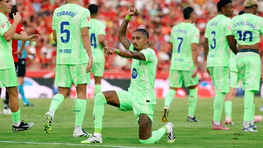 Raphinha celebra cerca de sus compañeros del Barcelona