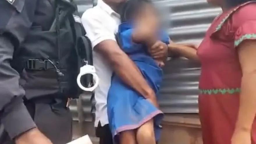 La imagen muestra la escena en la que el padre se llevaba a la fuerza a la niña que no quería separarse de su madre. La denuncia se hizo pública a través de las redes sociales.