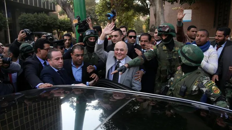 El líder del partido Ghad, Mousa Mostafa Mousa (c), saluda tras presentar su candidatura ante la Autoridad Nacional Electoral, en El Cairo, Egipto.