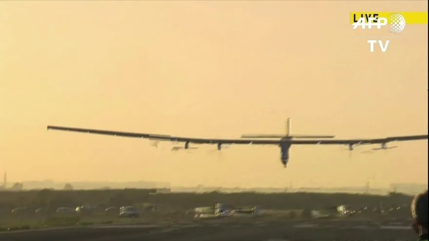 Tras cruce atlántico, Solar Impulse 2 aterriza en España